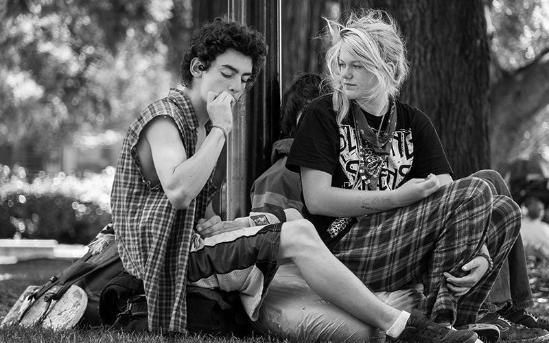 Jóvenes fumando cannabis