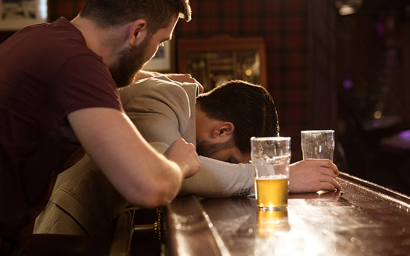 Beneficios que tiene dejar de beber a nivel social, laboral y familiar