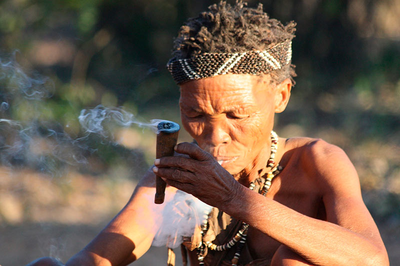 Drogas. Indígena fumando