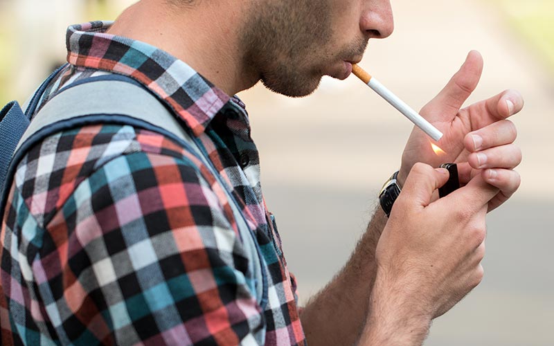 adicción, adolescente fumando