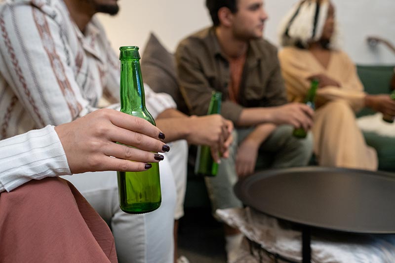 Jóvenes en una casa tomando alcohol