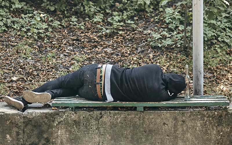 Joven durmiendo bajo los efectos del alcohol